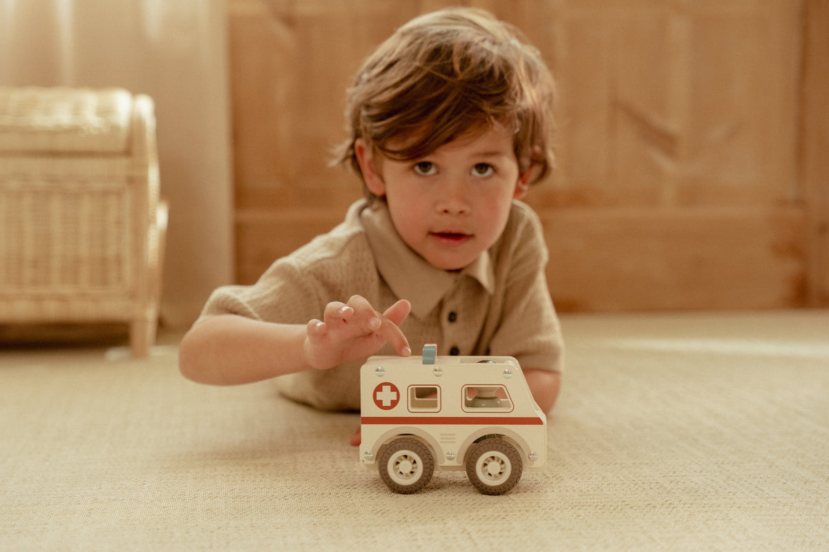 Ambulance en bois FSC â Jouet dâĂ©veil et jeu de rĂŽle LITTLE DUTCH