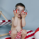 DĂ©couvrez les balles sensorielles Petit Boum Happy Bubbles Crabs đŠ ! Parfaites pour le bain, elles Ă©veillent les sens de bĂ©bĂ© grĂące Ă  leurs textures et paillettes magiques.
