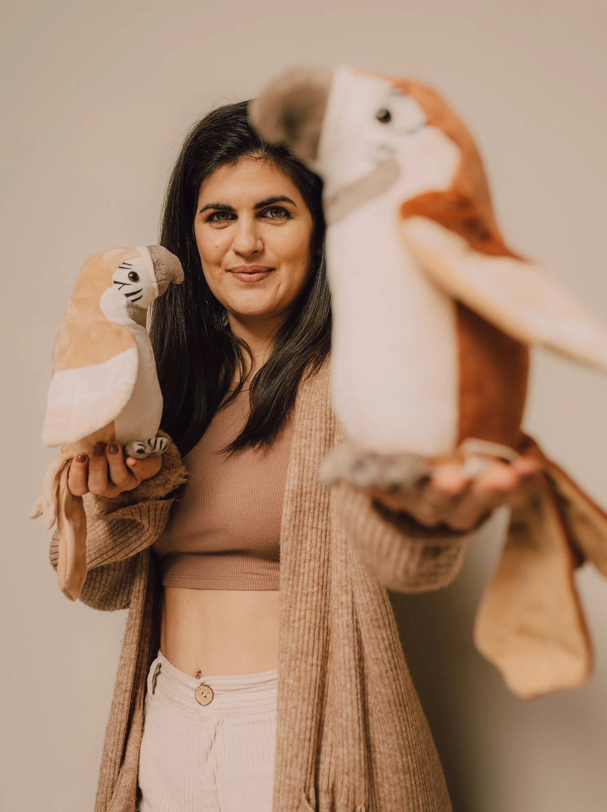 Découvrez Pierre 🦜, le perroquet qui répète tout avec sa voix drôle et ses ailes animées ! Un jouet interactif Montessori signé Mrs Ertha, idéal dès 3 ans.