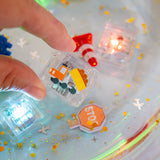 Découvrez les cubes lumineux Glo Pals Édition Limitée ✨ ! 6 cubes sensoriels qui s’illuminent dans l’eau, parfaits pour le bain ou le jeu d’éveil dès 3 ans.