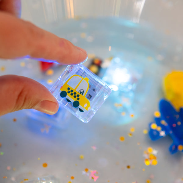 Découvrez les cubes lumineux Glo Pals Édition Limitée ✨ ! 6 cubes sensoriels qui s’illuminent dans l’eau, parfaits pour le bain ou le jeu d’éveil dès 3 ans.