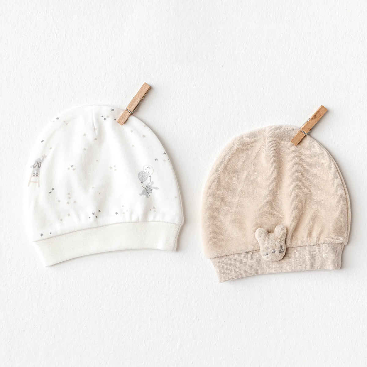 Lot de 2 bonnets en coton 100% pour bébé, doux et respirants. Confort, style et praticité au quotidien. Idéal cadeau naissance.