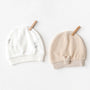 Lot de 2 bonnets en coton 100% pour bébé, doux et respirants. Confort, style et praticité au quotidien. Idéal cadeau naissance.