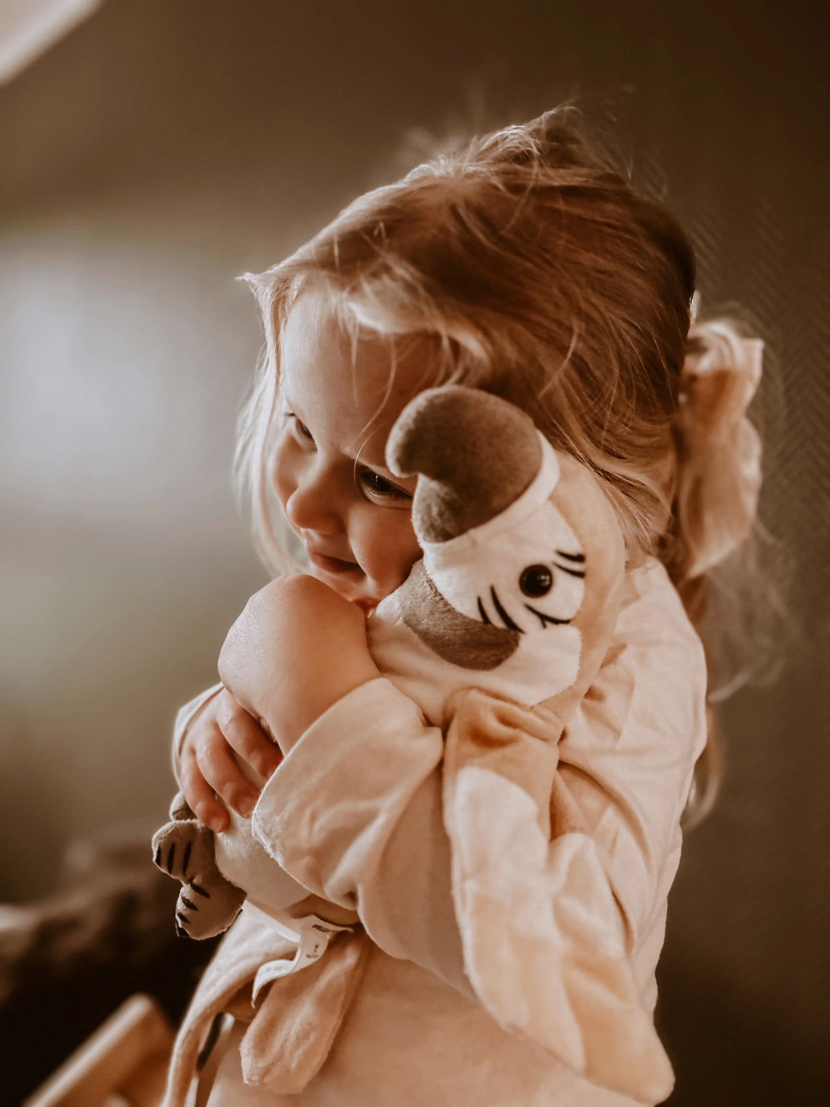 DĂ©couvrez Pierre đŠ, le perroquet qui rĂ©pĂšte tout avec sa voix drĂŽle et ses ailes animĂ©es ! Un jouet interactif Montessori signĂ© Mrs Ertha, idĂ©al dĂšs 3 ans.