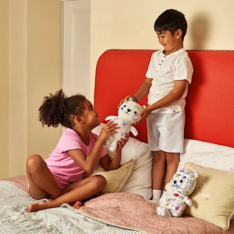 Stimulez la crĂ©ativitĂ© de votre enfant avec lâours en peluche Ă  colorier EatSleepDoodle đ§ž. Feutres lavables inclus, tissu doux, personnalisable et rĂ©utilisable Ă  lâinfini !
