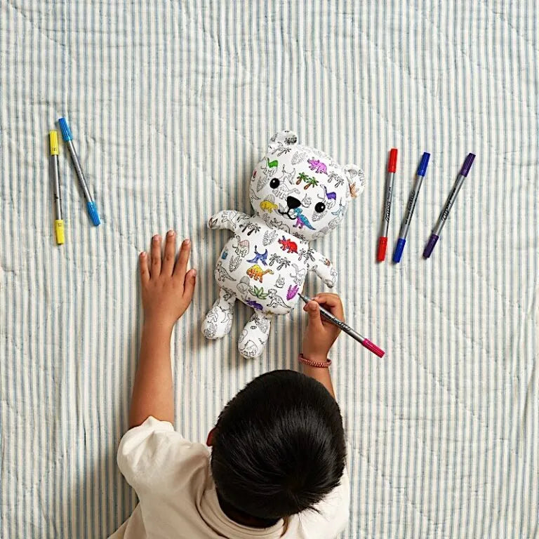 Stimulez la crĂ©ativitĂ© de votre enfant avec lâours en peluche Ă  colorier EatSleepDoodle đ§ž. Feutres lavables inclus, tissu doux, personnalisable et rĂ©utilisable Ă  lâinfini !
