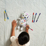 Stimulez la crĂ©ativitĂ© de votre enfant avec lâours en peluche Ă  colorier EatSleepDoodle đ§ž. Feutres lavables inclus, tissu doux, personnalisable et rĂ©utilisable Ă  lâinfini !