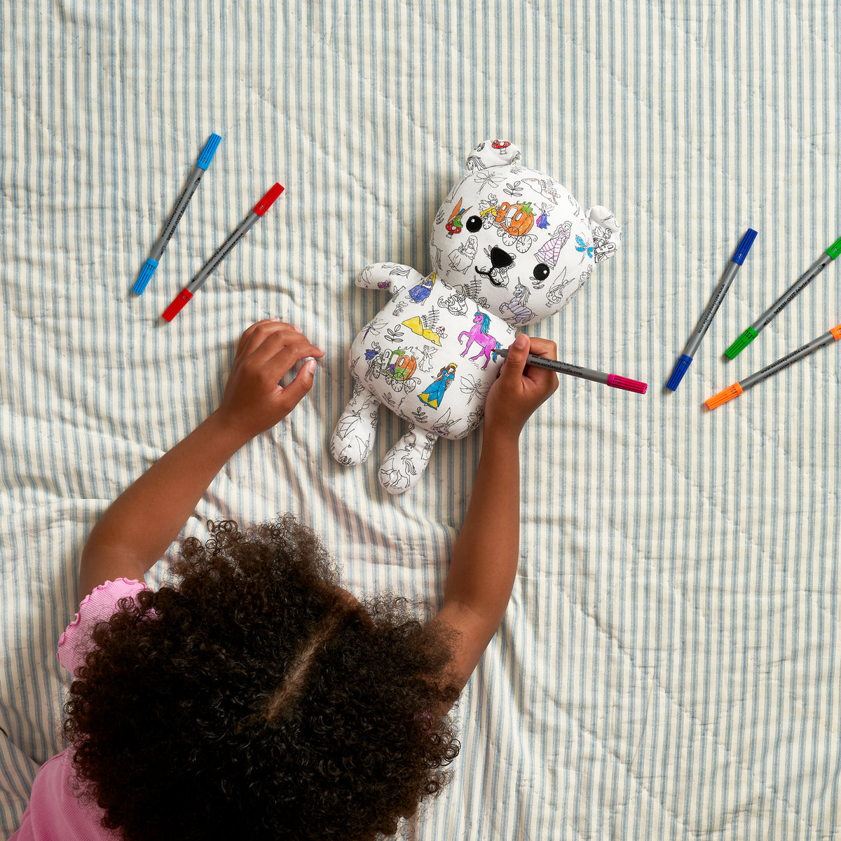 Stimulez la crĂ©ativitĂ© de votre enfant avec lâours en peluche Ă  colorier EatSleepDoodle đ§ž. Feutres lavables inclus, tissu doux, personnalisable et rĂ©utilisable Ă  lâinfini !
