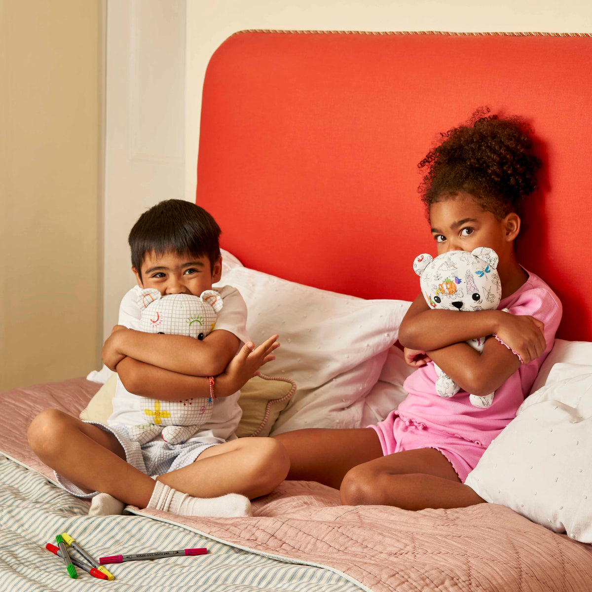 Stimulez la crĂ©ativitĂ© de votre enfant avec lâours en peluche Ă  colorier EatSleepDoodle đ§ž. Feutres lavables inclus, tissu doux, personnalisable et rĂ©utilisable Ă  lâinfini !