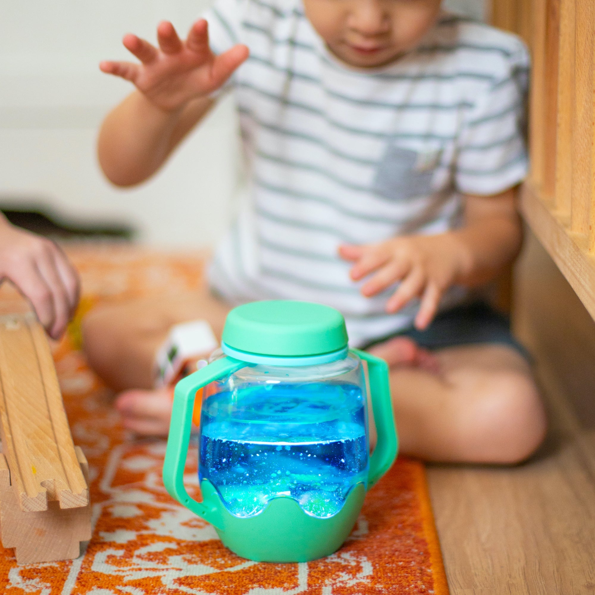 Glo Pals Pot Sensoriel Lumineux – Activation à L’eau – Développement Cognitif Dès 18 Mois – Jaune 10 X 8 Cm – Lavable à La Main