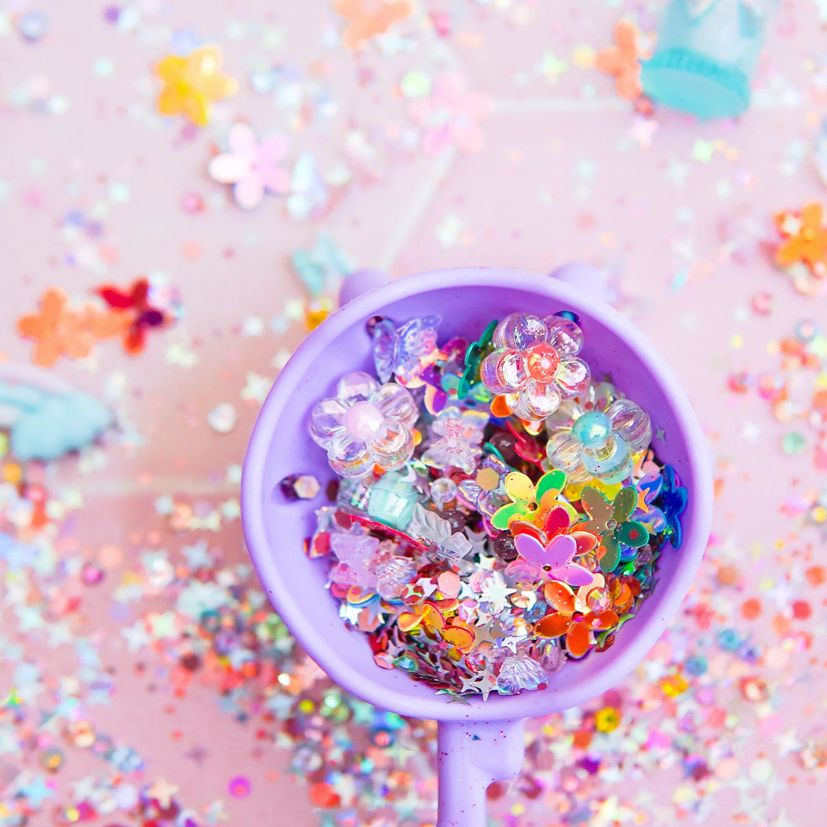 Créez un monde magique avec les Fun Fillers Fairy 🧚♀️ ! Accessoires sensoriels scintillants pour jeux d’éveil, pâte à modeler, eau, riz ou slime. Dès 3 ans.
