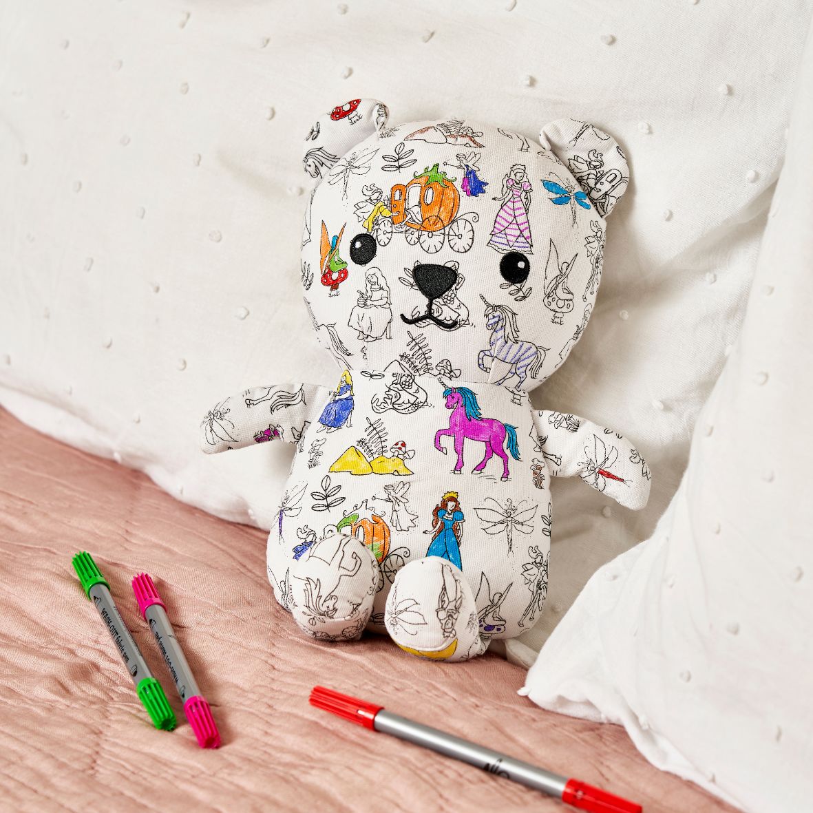 Stimulez la crĂ©ativitĂ© de votre enfant avec lâours en peluche Ă  colorier EatSleepDoodle đ§ž. Feutres lavables inclus, tissu doux, personnalisable et rĂ©utilisable Ă  lâinfini !