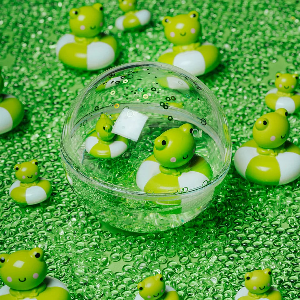 DĂ©couvrez les balles sensorielles Petit Boum Happy Bubbles Froggies đž ! Parfaites pour le bain, elles stimulent les sens et la motricitĂ© fine de bĂ©bĂ© avec paillettes et couleurs magiques.