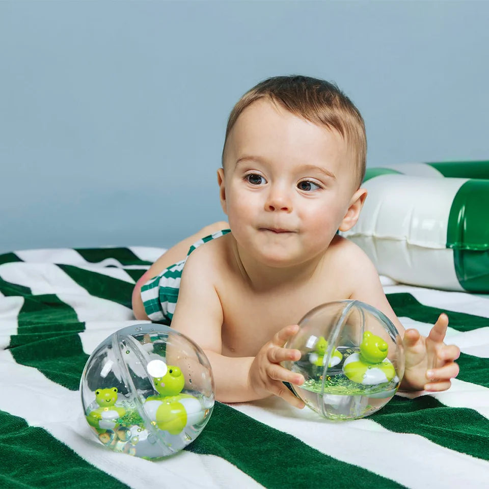 DĂ©couvrez les balles sensorielles Petit Boum Happy Bubbles Froggies đž ! Parfaites pour le bain, elles stimulent les sens et la motricitĂ© fine de bĂ©bĂ© avec paillettes et couleurs magiques.
