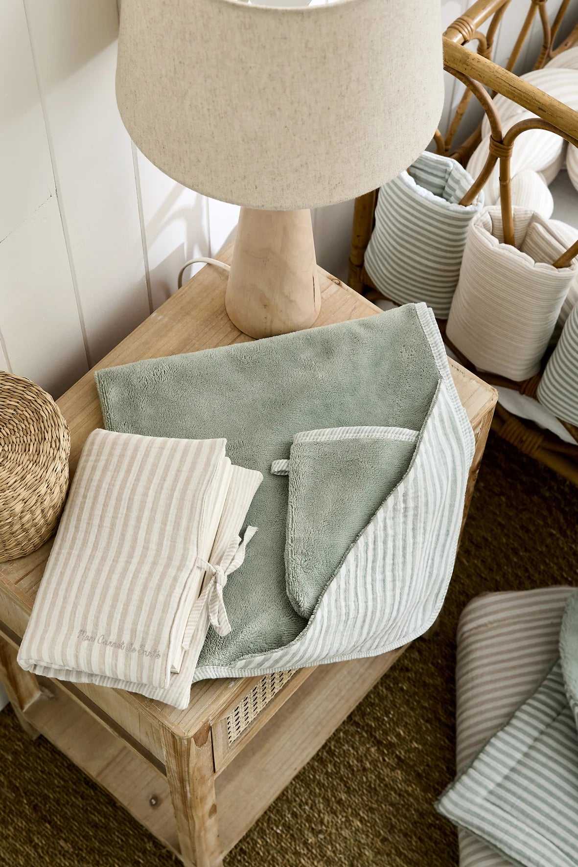 Cape de bain + gant rayĂ© vert de gris â Soft Stripes