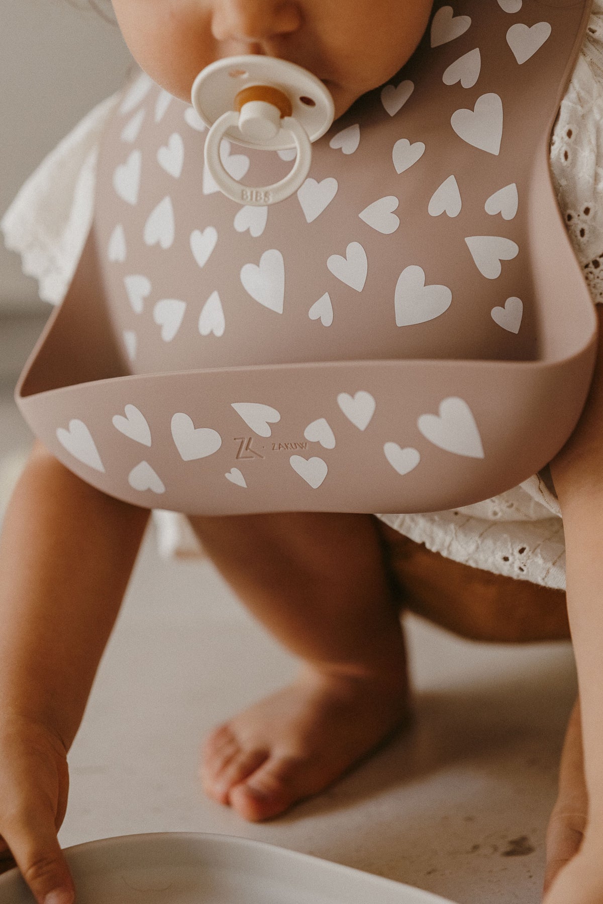Bavoir en Silicone – Love Taupe