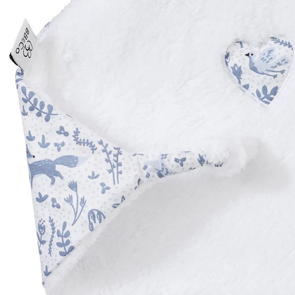 Doudou plat lapin petit cœur – microfibre blanc / imprimé forêt