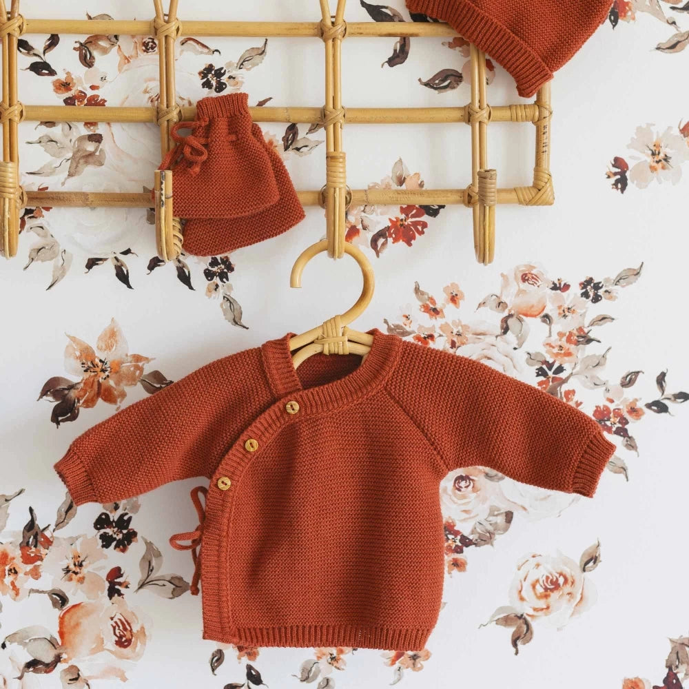 Ensemble trousseau de naissance 3 pièces terracotta (brassière, bonnet, chaussons). Doux, chaud et pratique, il est parfait pour la maternité. Fabrication européenne.