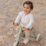 Découvrez le tricycle évolutif 4 en 1 Pure Sage 🌿 : poussette, tricycle, draisienne et vélo. Idéal de 1 à 5 ans pour développer équilibre et motricité en toute sécurité.