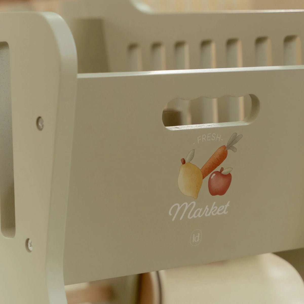 Chariot de courses en bois FSC 🛒 avec accessoires et sac inclus. Léger, robuste et parfait dès 12 mois pour imiter les grands et faire ses courses comme au marché !