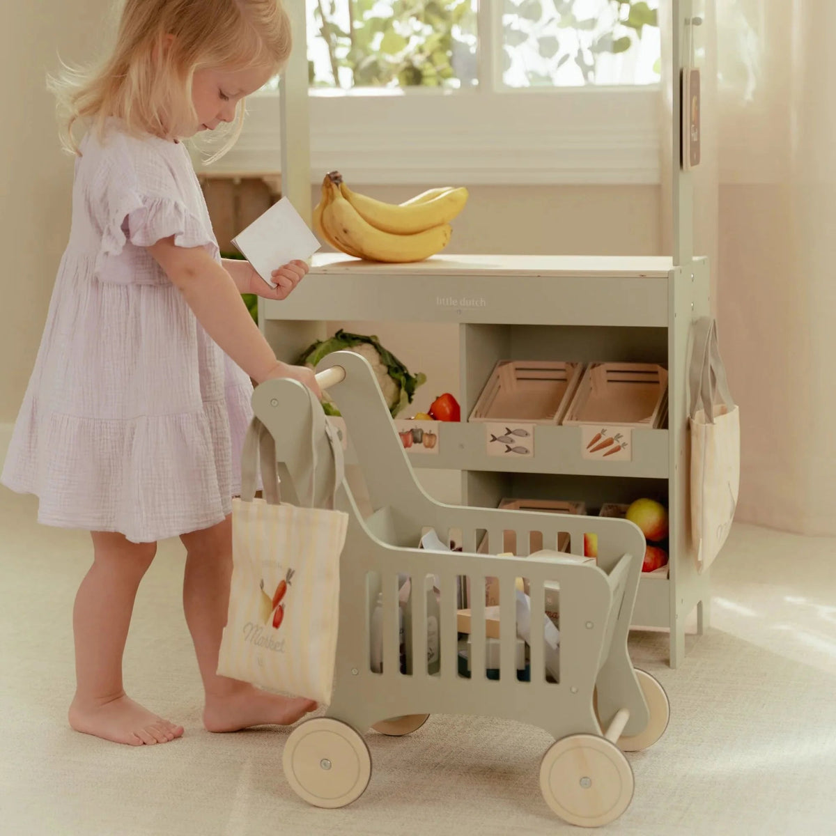 Chariot de courses en bois FSC 🛒 avec accessoires et sac inclus. Léger, robuste et parfait dès 12 mois pour imiter les grands et faire ses courses comme au marché !