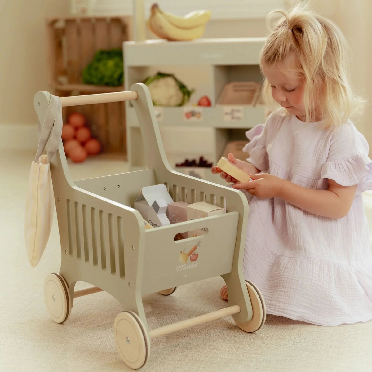 Chariot de courses en bois FSC 🛒 avec accessoires et sac inclus. Léger, robuste et parfait dès 12 mois pour imiter les grands et faire ses courses comme au marché !