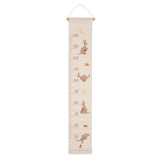 Toise murale bébé en coton motif kangourou. Idéale pour suivre la croissance de l’enfant et décorer la chambre avec un joli souvenir.
