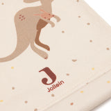 Toise murale bébé en coton motif kangourou. Idéale pour suivre la croissance de l’enfant et décorer la chambre avec un joli souvenir.