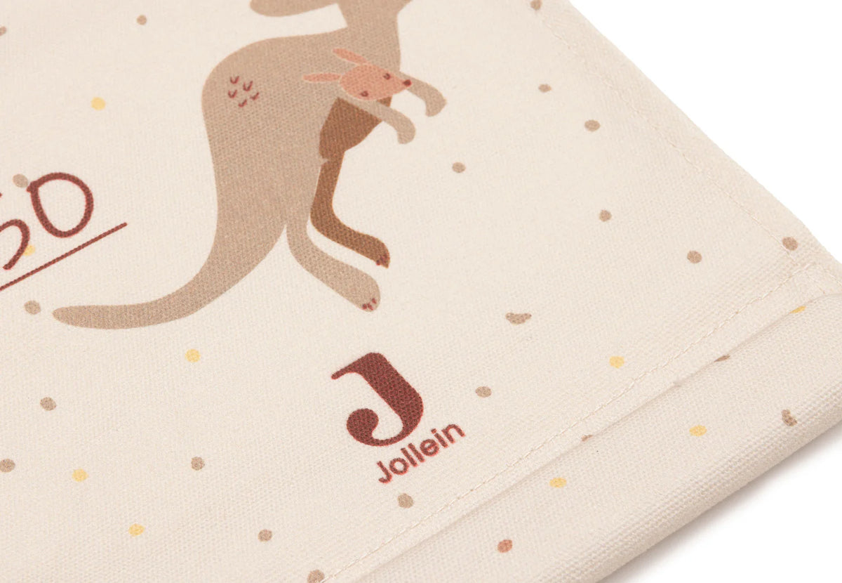 Toise murale bébé en coton motif kangourou. Idéale pour suivre la croissance de l’enfant et décorer la chambre avec un joli souvenir.