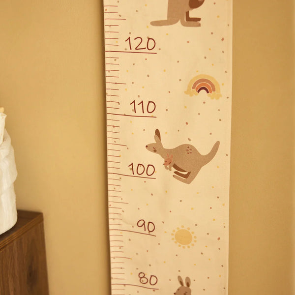 Toise murale bébé en coton motif kangourou. Idéale pour suivre la croissance de l’enfant et décorer la chambre avec un joli souvenir.