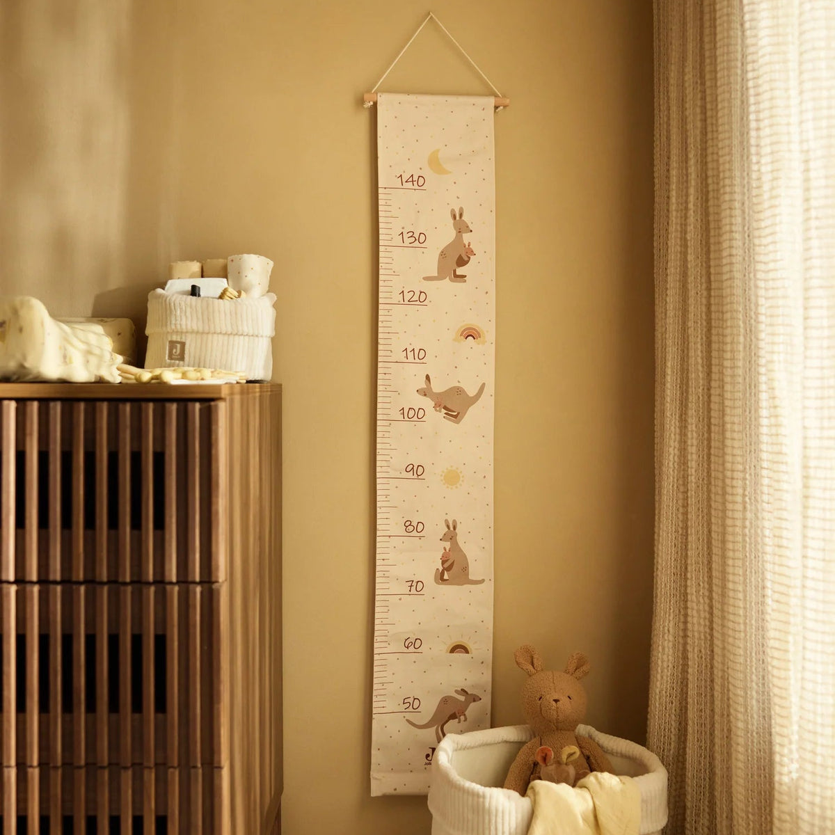 Toise murale bébé en coton motif kangourou. Idéale pour suivre la croissance de l’enfant et décorer la chambre avec un joli souvenir.