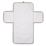 Tapis à langer nomade en tissu côtelé taupe avec intérieur feuillage. Léger, pliable et pratique avec poches intégrées. Idéal pour les sorties avec bébé.