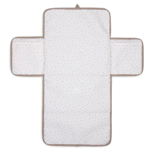 Tapis à langer nomade en tissu côtelé taupe avec intérieur feuillage. Léger, pliable et pratique avec poches intégrées. Idéal pour les sorties avec bébé.