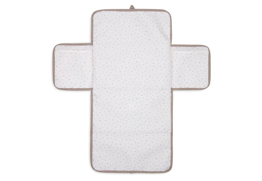 Tapis à langer nomade en tissu côtelé taupe avec intérieur feuillage. Léger, pliable et pratique avec poches intégrées. Idéal pour les sorties avec bébé.
