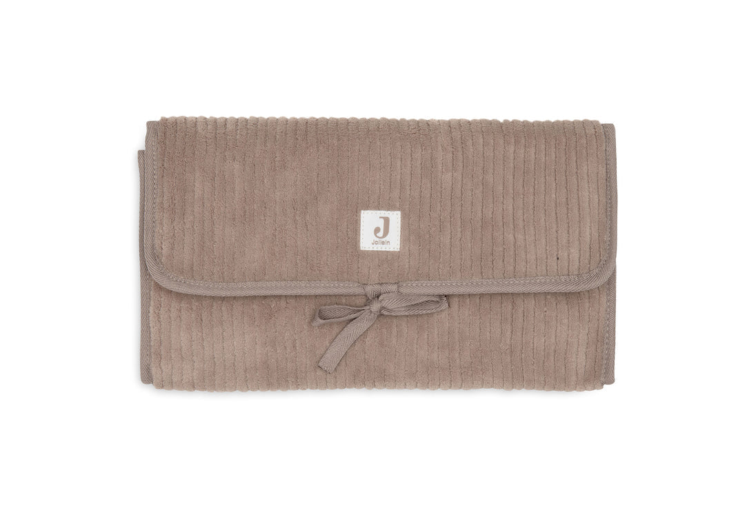 Tapis à langer nomade en tissu côtelé taupe avec intérieur feuillage. Léger, pliable et pratique avec poches intégrées. Idéal pour les sorties avec bébé.