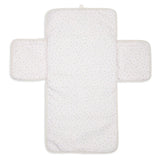 Tapis à langer nomade en tissu côtelé beige avec intérieur feuillage. Léger, pliable et pratique avec poches intégrées. Idéal pour les sorties avec bébé.