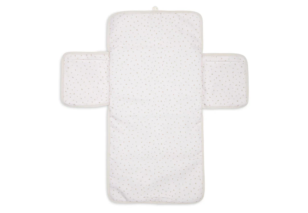 Tapis à langer nomade en tissu côtelé beige avec intérieur feuillage. Léger, pliable et pratique avec poches intégrées. Idéal pour les sorties avec bébé.