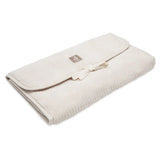 Tapis à langer nomade en tissu côtelé beige avec intérieur feuillage. Léger, pliable et pratique avec poches intégrées. Idéal pour les sorties avec bébé.