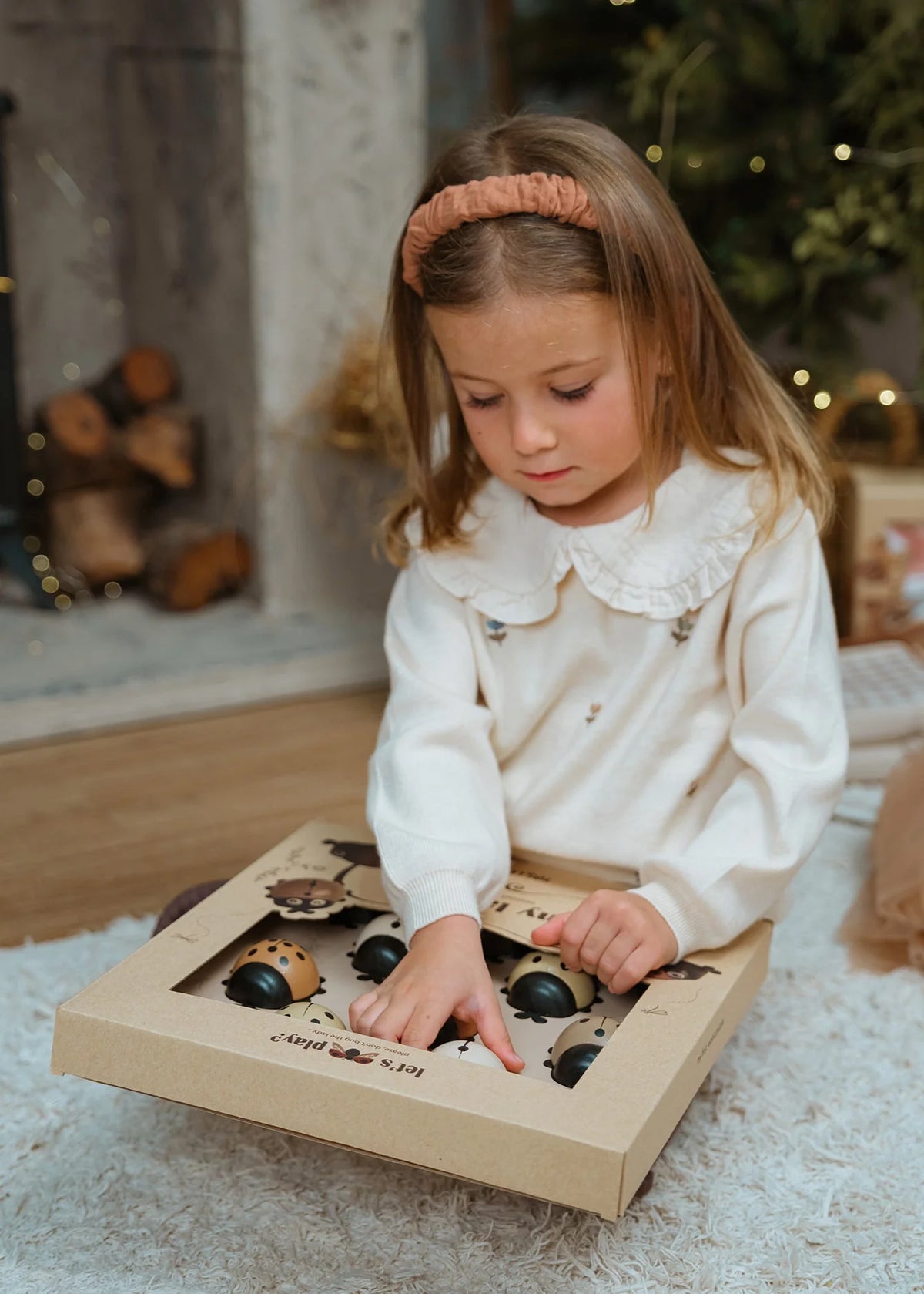 Découvrez Mes Dames 🐞, un puzzle Montessori en bois pour développer motricité, reconnaissance des formes et premiers chiffres dès 3 ans.