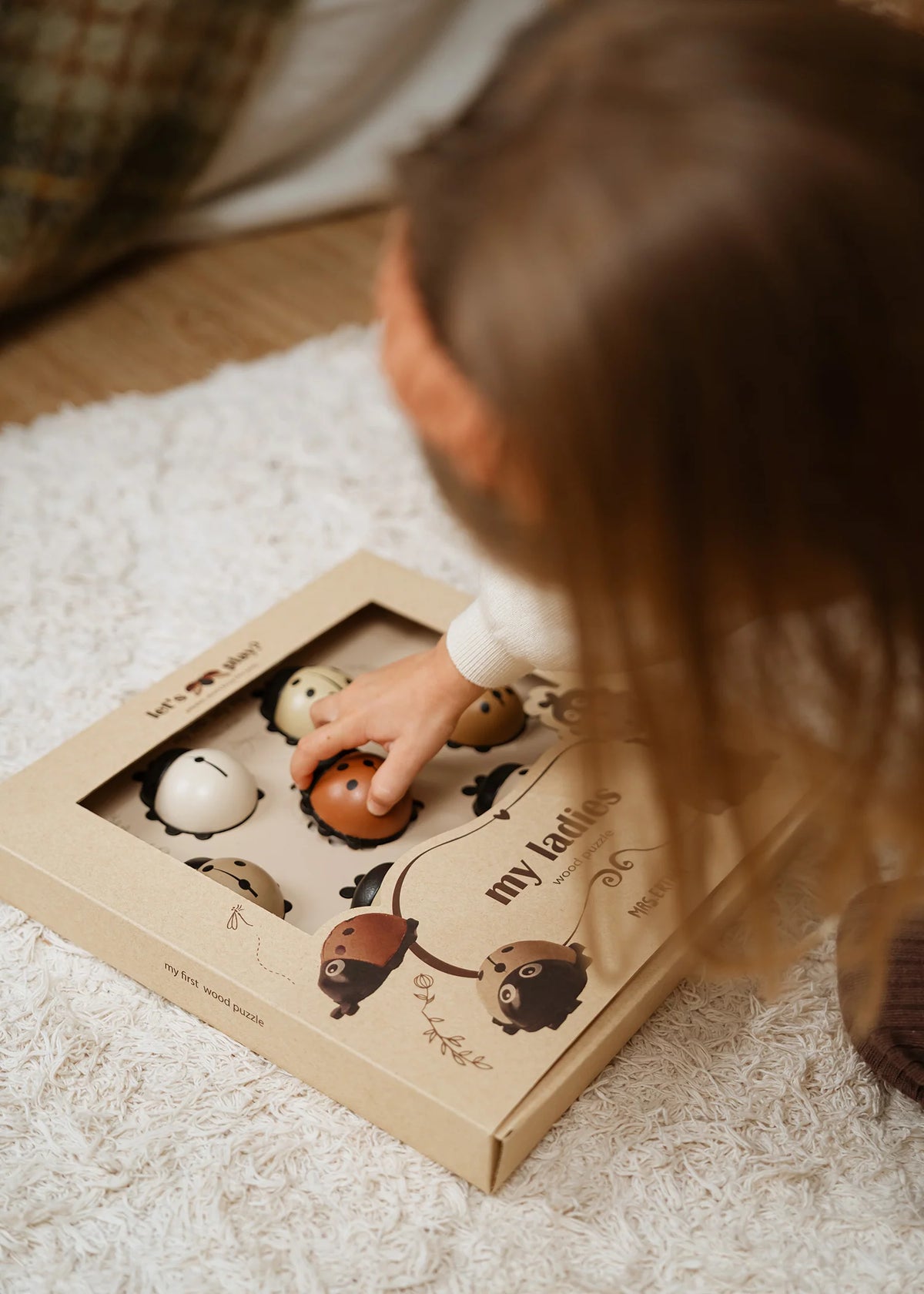 Découvrez Mes Dames 🐞, un puzzle Montessori en bois pour développer motricité, reconnaissance des formes et premiers chiffres dès 3 ans.