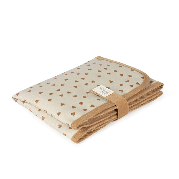 Tapis à langer bébé Poppy Cannelle – Motifs cœurs walking mum