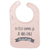 Bavoir “Si c’est comme ça je vais chez mamie” rose pastel, 100% coton, doux et amusant. Cadeau naissance idéal signé Petit Coeur Salé.