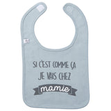 Craquez pour le bavoir “Si c’est comme ça je vais chez mamie” bleu ciel, 100% coton et tout doux. Un cadeau naissance plein d’humour signé Petit Coeur Salé.
