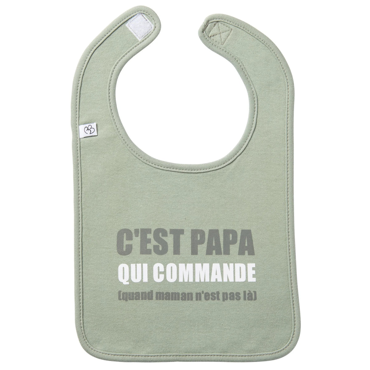 Bavoir “C’est papa qui commande” vert de gris, 100% coton, doux et pratique. Un cadeau naissance amusant pour bébé signé Petit Coeur Salé.