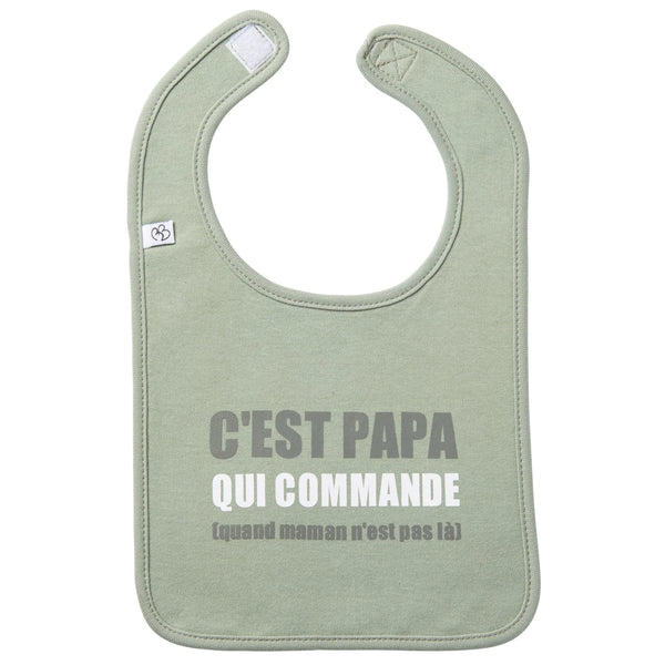 Bavoir “C’est papa qui commande” vert de gris, 100% coton, doux et pratique. Un cadeau naissance amusant pour bébé signé Petit Coeur Salé.