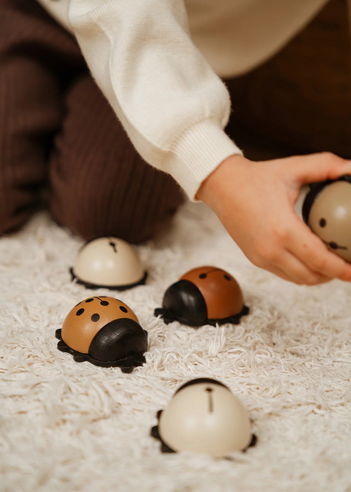 Découvrez Mes Dames 🐞, un puzzle Montessori en bois pour développer motricité, reconnaissance des formes et premiers chiffres dès 3 ans.