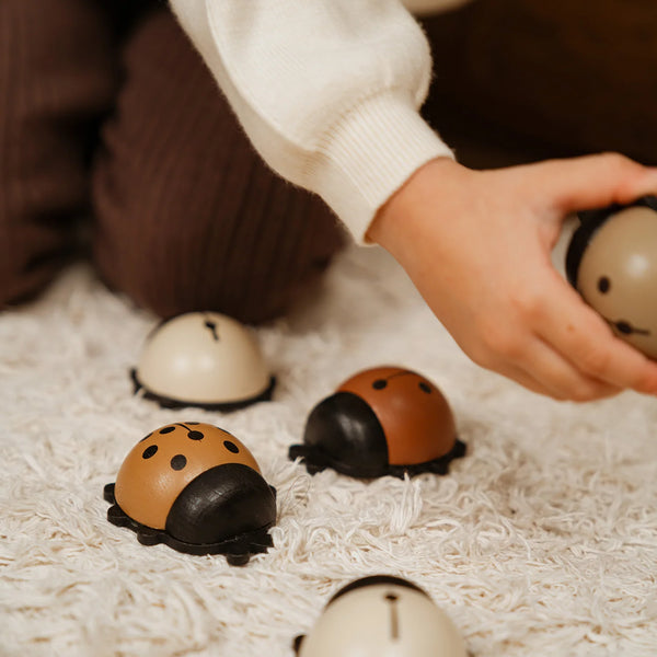 Découvrez Mes Dames 🐞, un puzzle Montessori en bois pour développer motricité, reconnaissance des formes et premiers chiffres dès 3 ans.