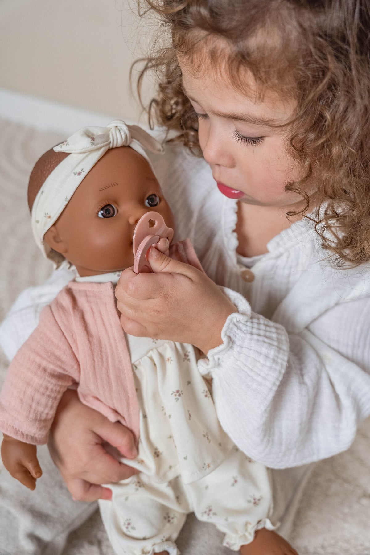 Poupée Noa avec accessoires – Jouet d’imitation dès 18 mois