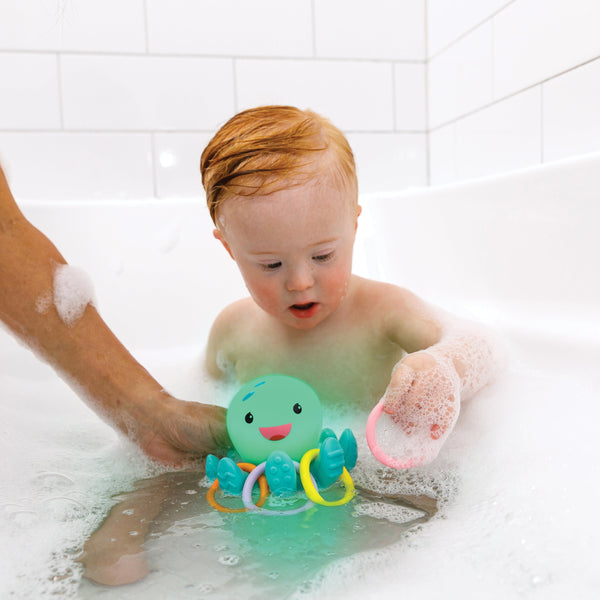 Pieuvre de bain lumineuse avec anneaux INFANTINO