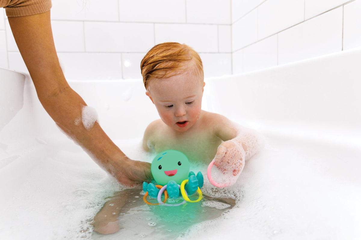 Pieuvre de bain lumineuse avec anneaux INFANTINO